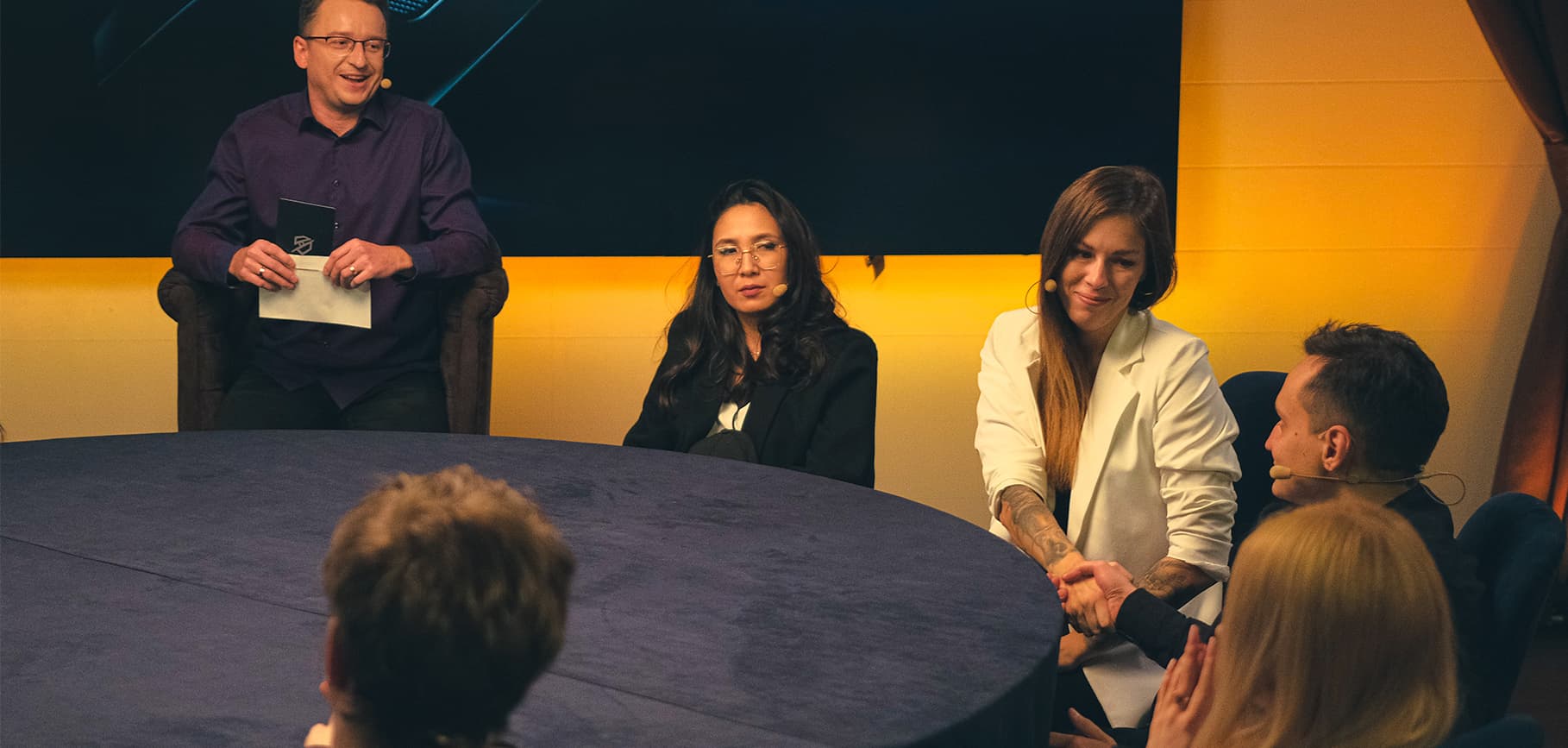 Игроки собрались за столом